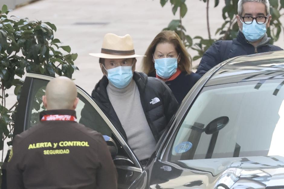 Raphael, Natalia Figueroa y su hijo Jacobo abandonando el hospital