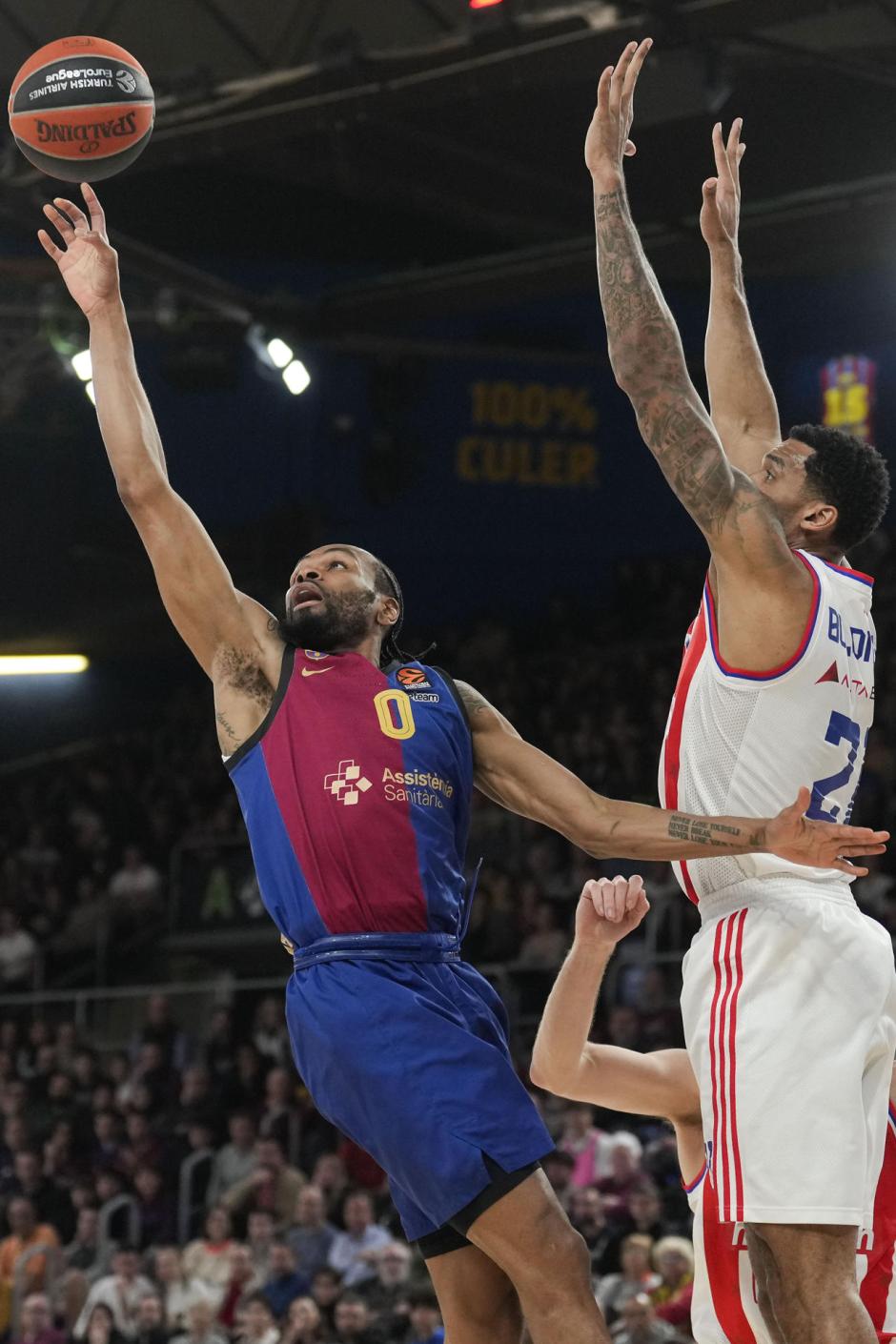 El escolta del Barcelona Kevin Punter juega un balón ante Joel Bolomboy, del Estrella Roja