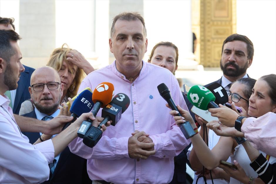 El portavoz nacional de Inmigración, Interior y Seguridad de Vox, Samuel Vázquez, comparece ante los medios de comunicación, frente al Congreso