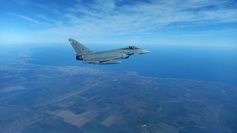 Un Eurofighter en vuelo del destacamento Paznic del Ejército del Aire y el Espacio, en el marco de la misión Enhanced Air Policing de la OTAN