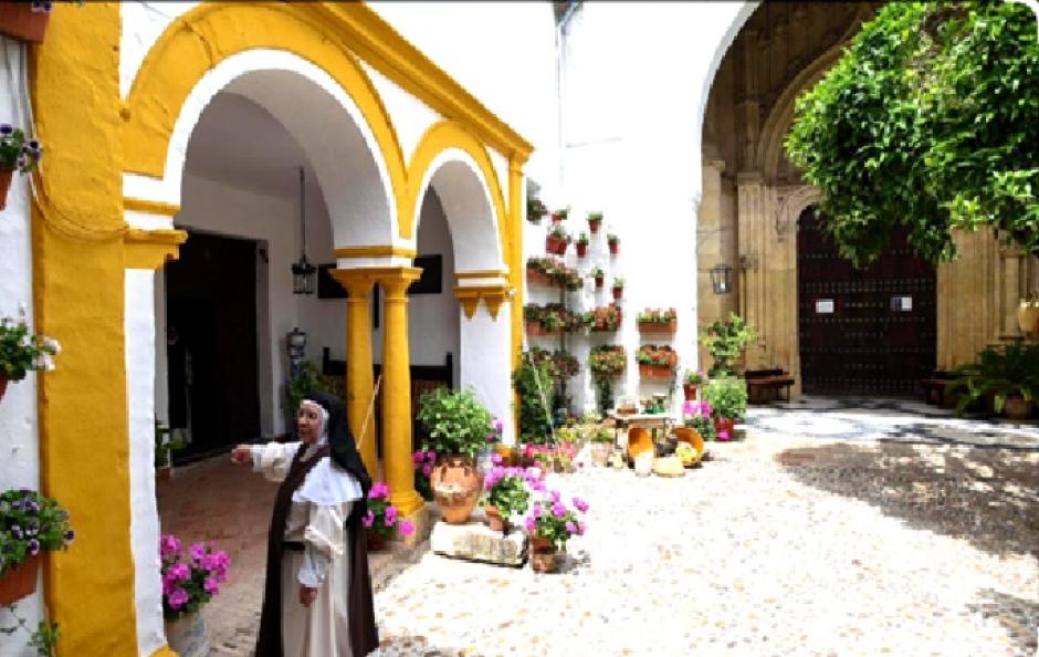 Patio de acceso al convento, un pequeño jardín con más de cinco siglos de existencia