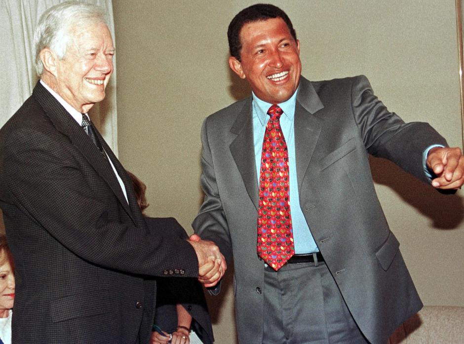 El expresidente de EE.UU. Jimmy Carter y el expresidente venezolano Hugo Chávez en Caracas en 1998