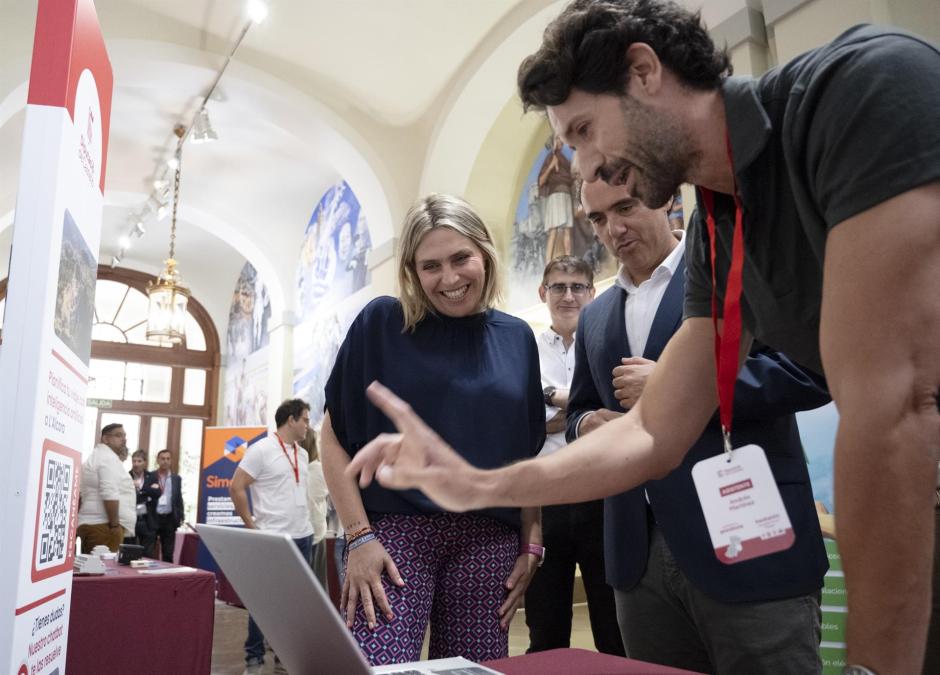 Marta Barrachina, presidenta de la Diputación de Castellón, en la demostración de la IA para fomentar el turismo