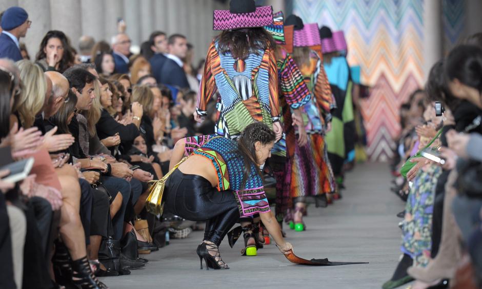 Designer Margherita Missoni during the show picks up a hat from the lost model at Milan Fashion Week showcasing the Missoni Spring / Summer Collection.


Desfile de Missoni