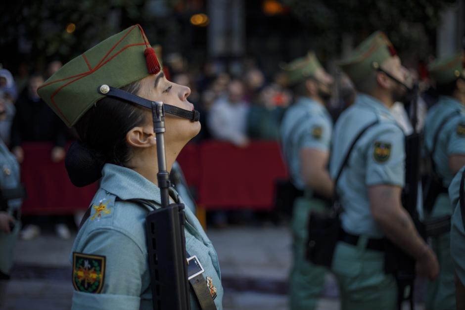 Una legionaria participa en el desfile que tuvo lugar en la plaza del Carmen