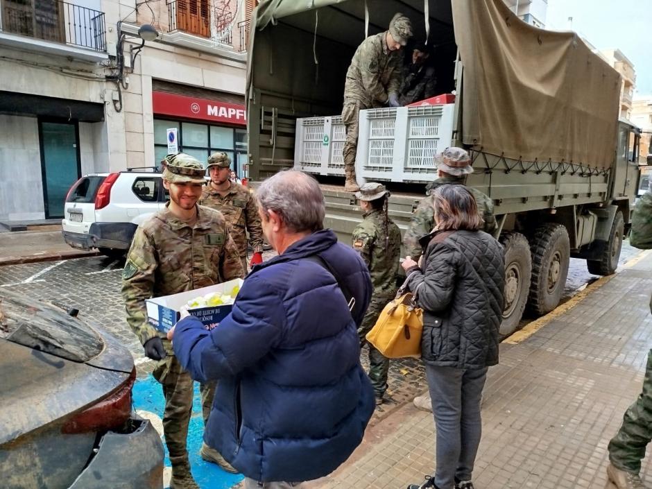 Soldados distribuyendo productos de primera necesidad a los afectados por la dana en Algemesí