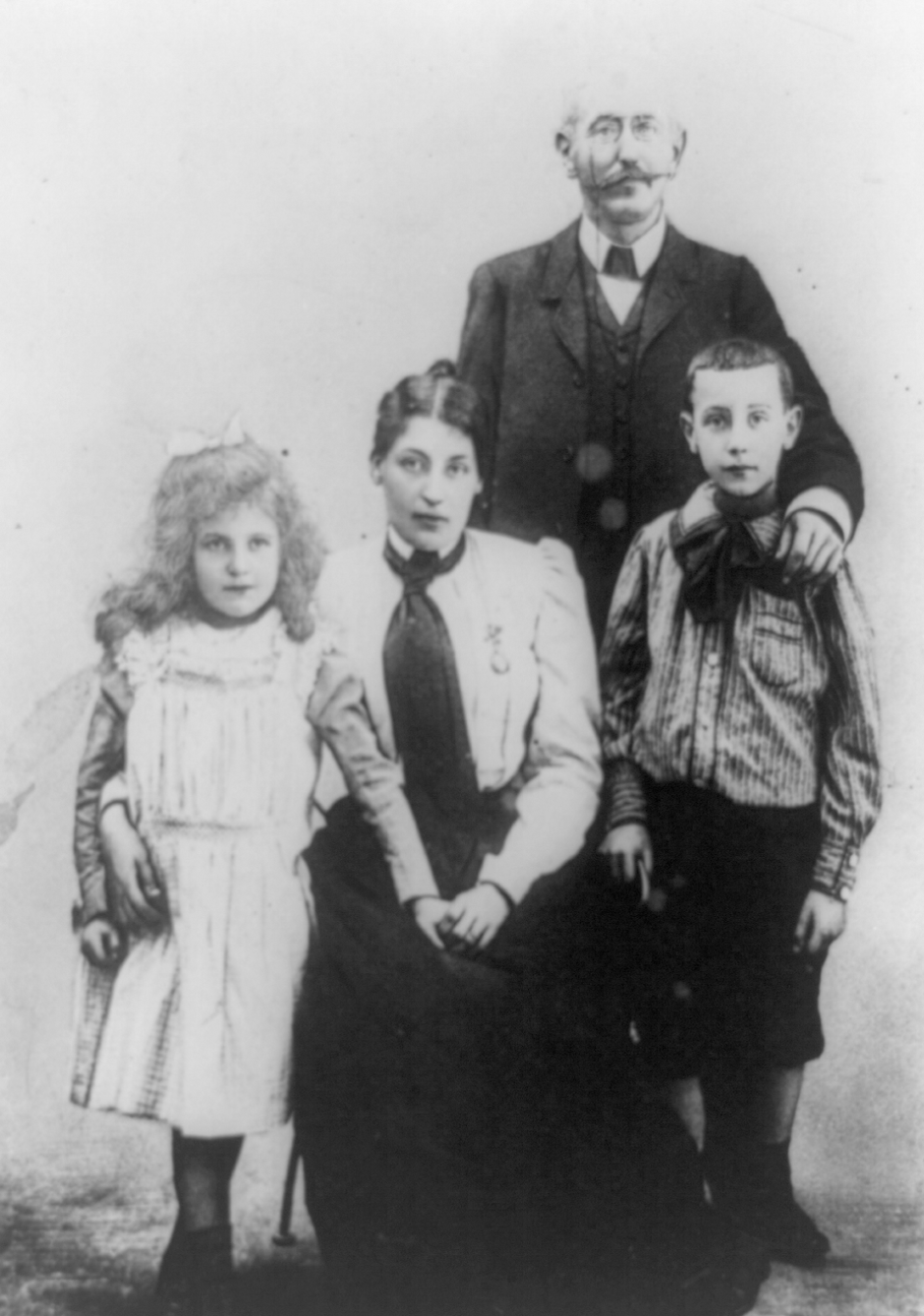 La familia Dreyfus: Alfred, Lucie y sus dos hijos