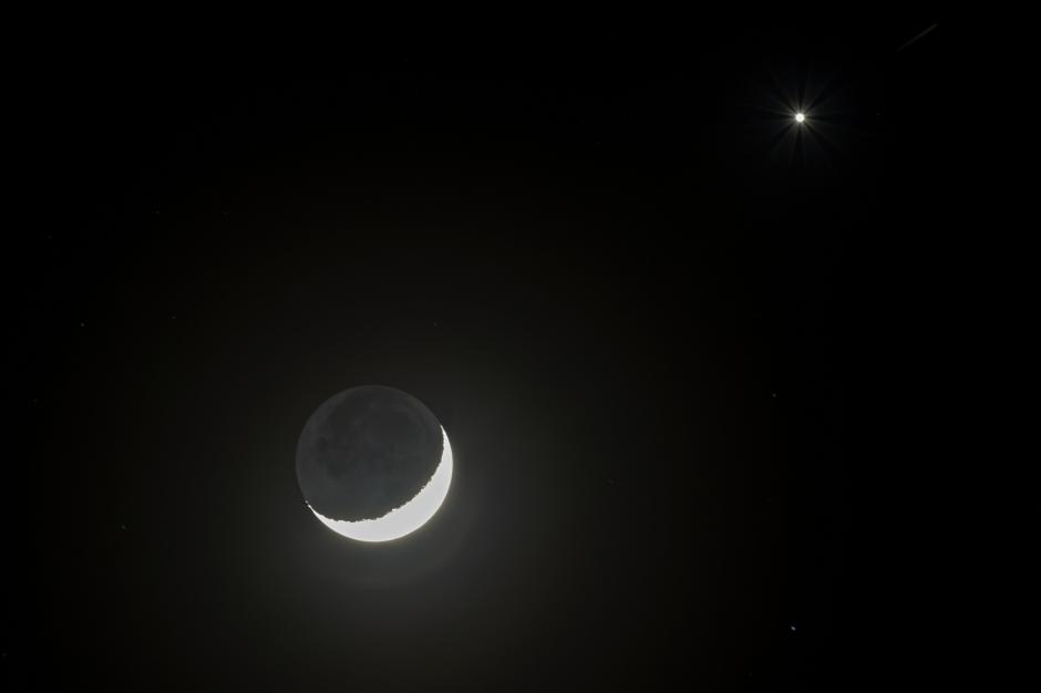 a Luna y el planeta Venus se observan en el cielo de Nagykanizsa, Hungría, este 3 de enero