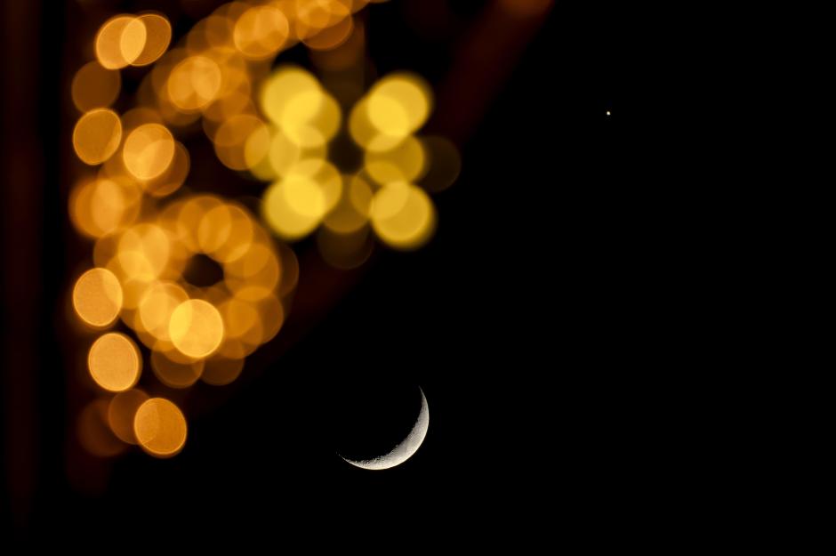 La Luna y el planeta Venus se observan en el cielo de Salgotarjan, Hungría