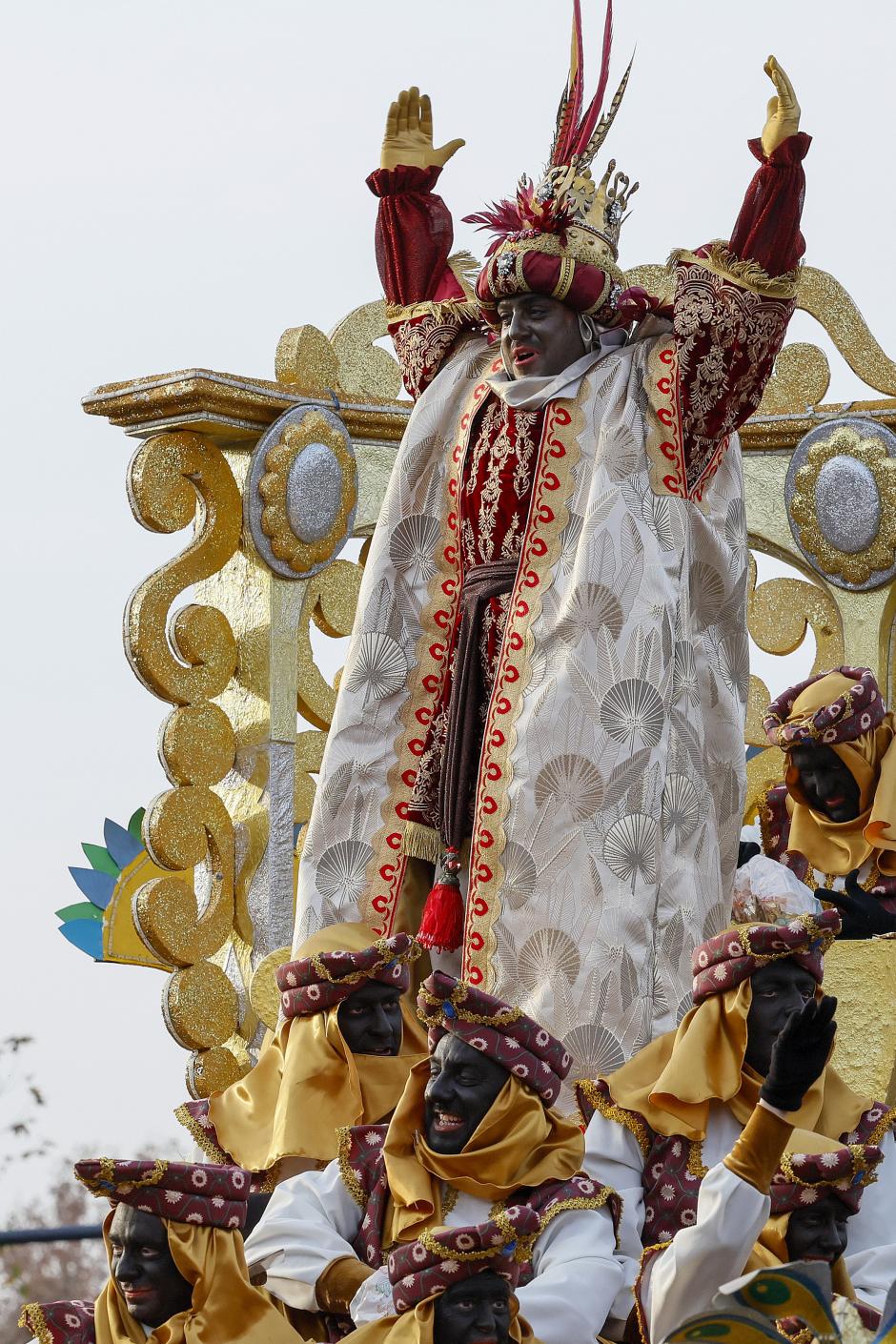 SEVILLA, 04/01/2025.-Vista de la Cabalgata de los Reyes Magos este sábado en Sevilla. La previsión de que se registren lluvias intensas en la tarde del domingo en Andalucía ha originado el adelanto al sábado de las cabalgatas de Reyes.- EFE /José Manuel Vidal