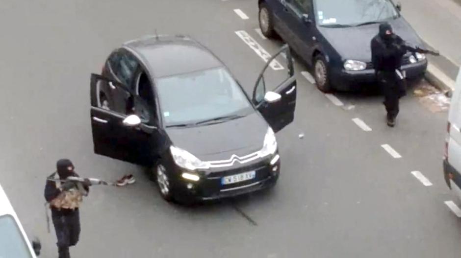 Dos hombres armados con rifles Kalashnikov durante el atentado contra Charlie Hebdo en París (2015)