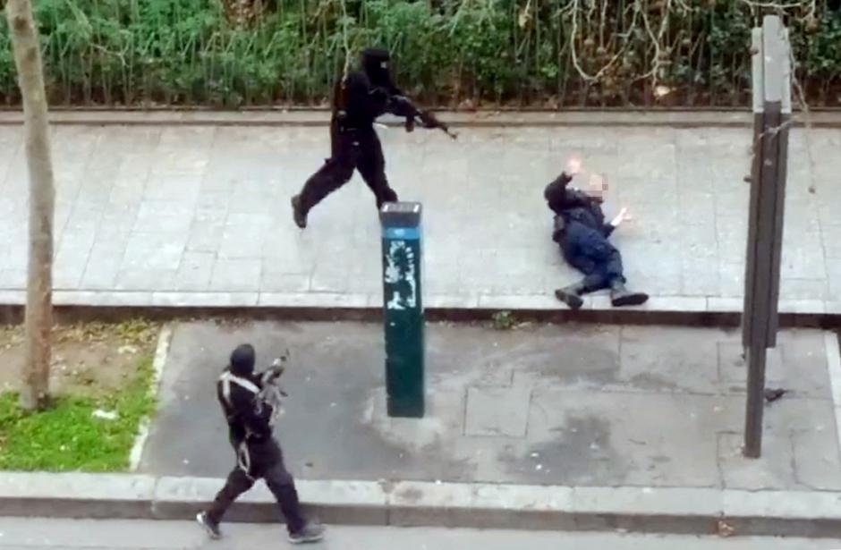 Dos terroristas asesinan a un policía herido durante el atentado contra Charlie Hebdo en París (2015)