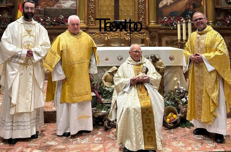 Miguel Medina, sentado, junto al resto del clero de Nuestra Señora de la Asunción de Móstoles