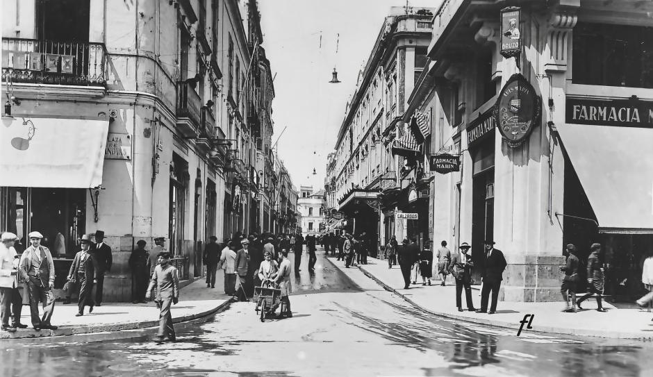 El edificio de la Farmacia Marín y la ventana del Restaurante Bruzo que se accedía por Gondomar nº 2