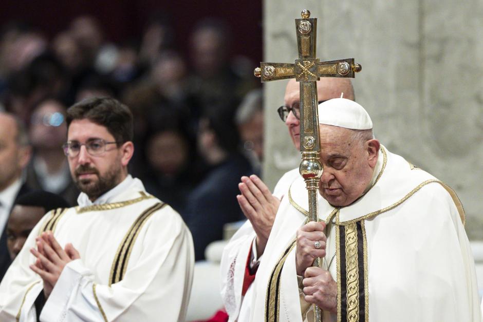 El Papa Francisco celebra la misa de la Epifanía del Señor en San Pedro del Vaticano