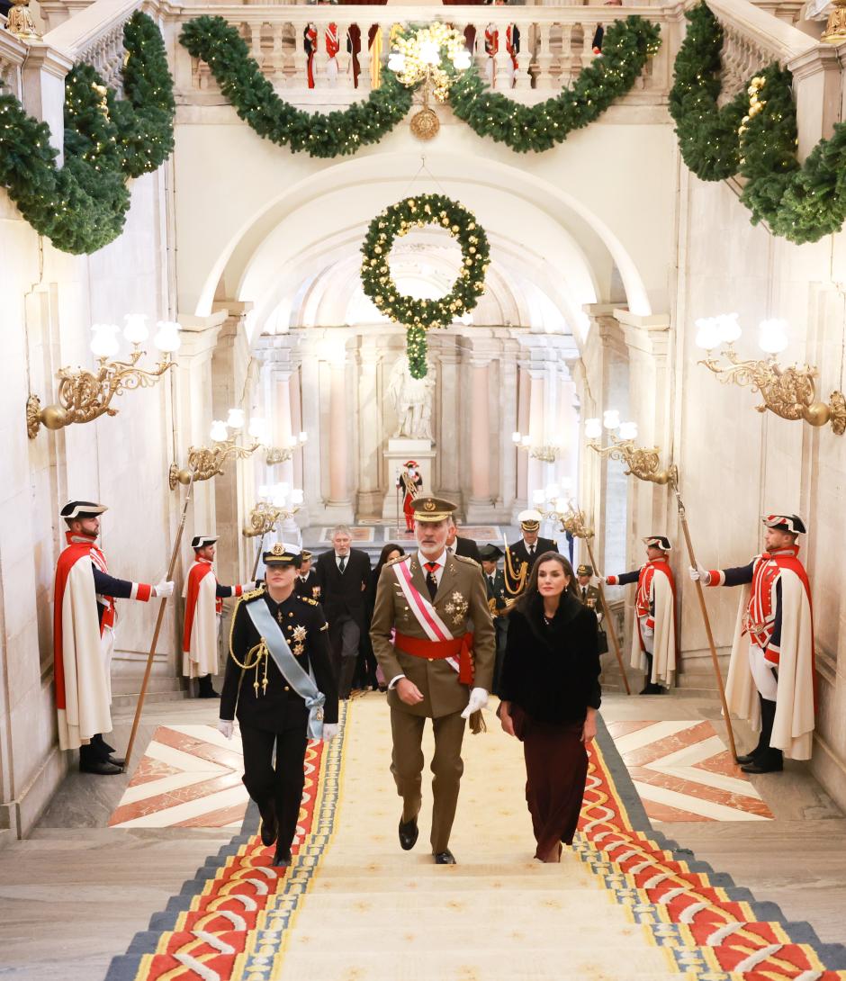 Los Reyes y la Princesa suben la escalinata del Palacio Real