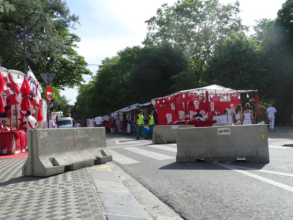 Barreras de cemento en las calles de Pamplona durante los Sanfermines de 2017