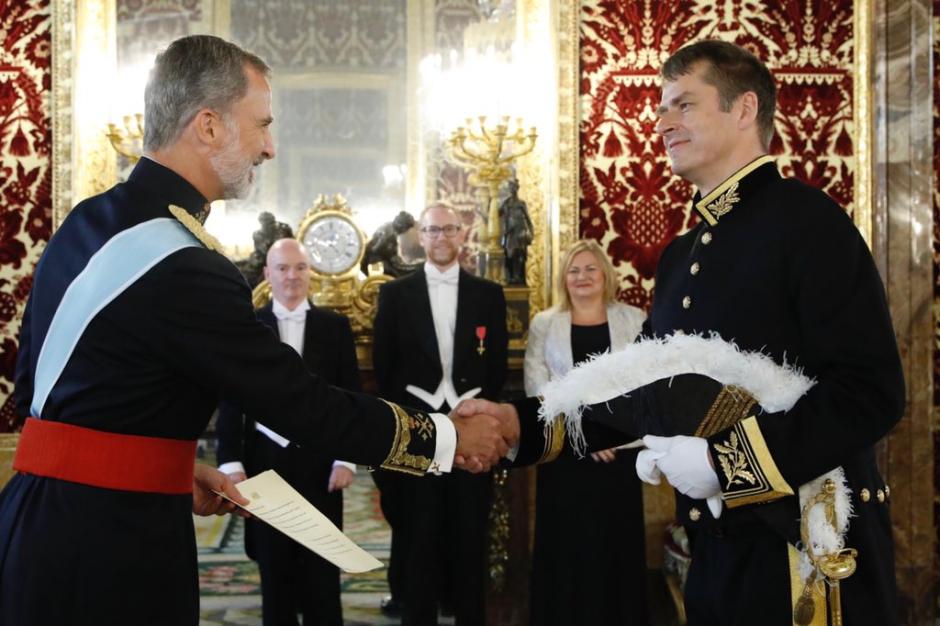 El Rey con el anterior embajador del Reino Unido, que luce el uniforme con espadín