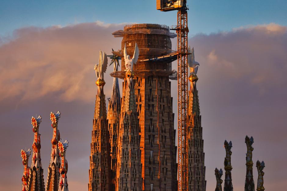 Puesta de sol en la Sagrada Familia de Barcelona, en diciembre