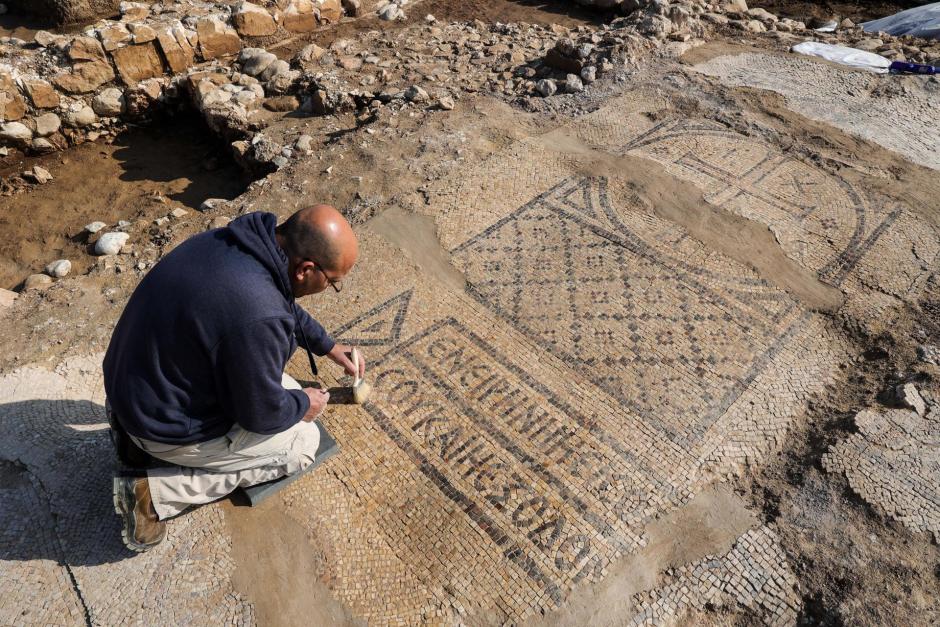 Según la Autoridad de Antigüedades de Israel, el antiguo monasterio data de los periodos romano y bizantino, hace unos 1500 años, y fue descubierto en una excavación cerca de Kiryat Gat. Los hallazgos incluyen un mosaico del suelo del monasterio con una gran cruz y una inscripción en griego: "Bendito seas en tu entrada y bendito seas en tu salida".