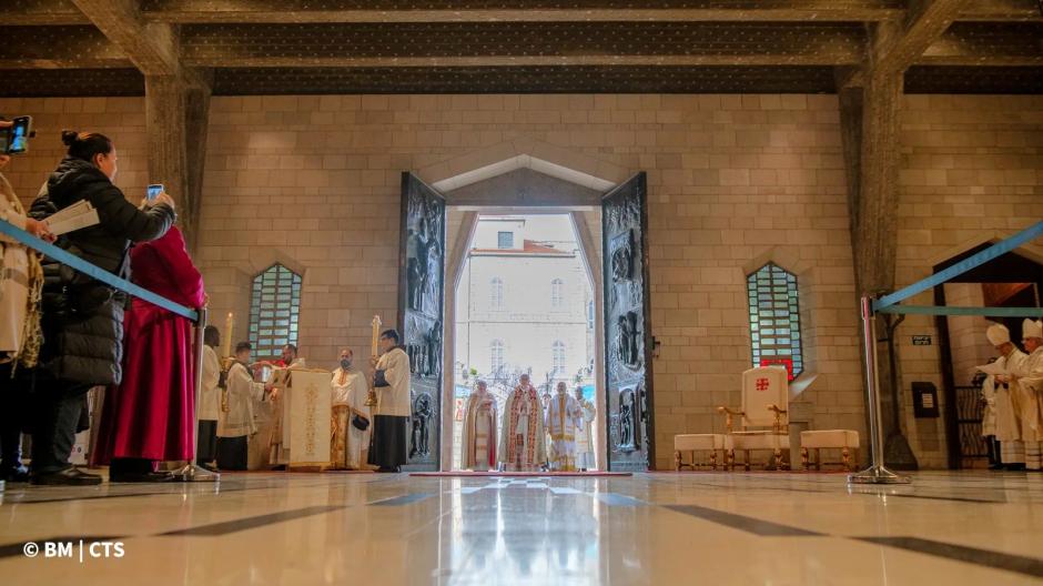 La basílica de la Anunciación de Nazaret (Israel) acogió el pasado 29 de diciembre la apertura de la Puerta Santa para inaugurar el Jubileo convocado por el Papa Francisco. El cardenal Pierbattista Pizzaballa, Patriarca Latino de Jerusalén, presidió el acto