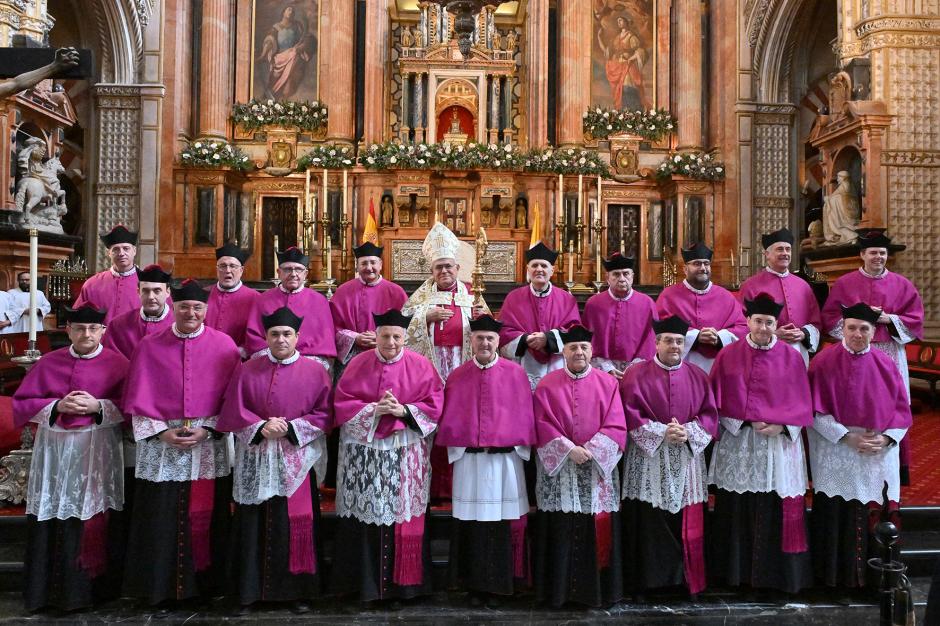 El obispo, Demetrio Fernández, con los canónigos