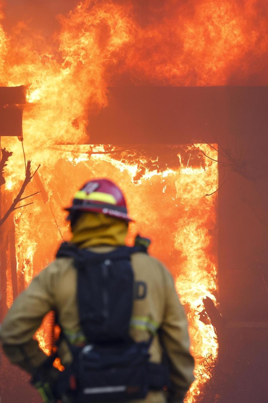 Los bomberos del condado de Los Ángeles toman posiciones para combatir el incendio forestal de Palisades en Pacific Palisades