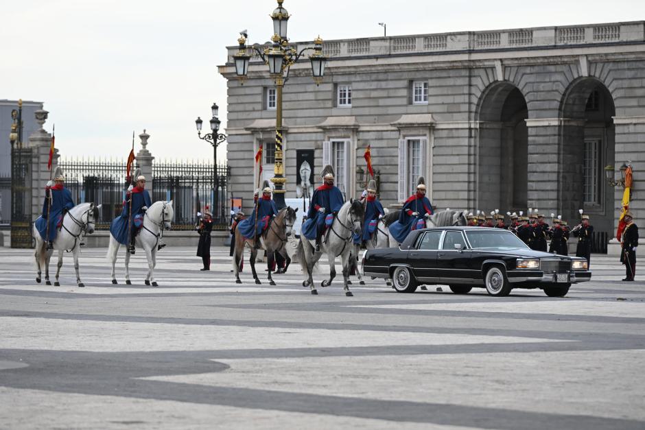 Comitiva a su llegada al Palacio Real de Madrid, donde el Rey recibe las Cartas Credenciales de los nuevos embajadores