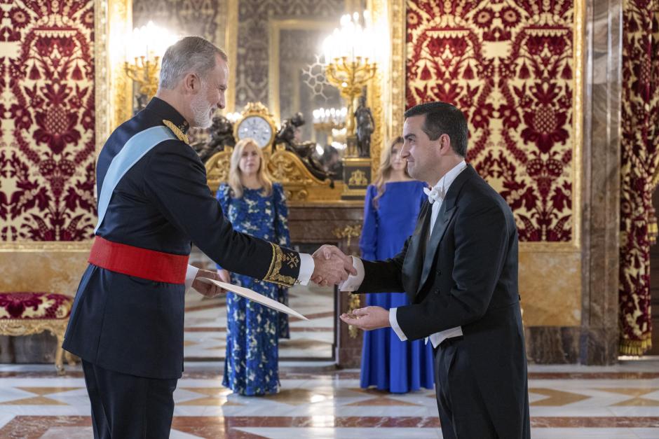 El Rey junto al embajador de Panamá, Héctor Ernesto Infante de Sedas