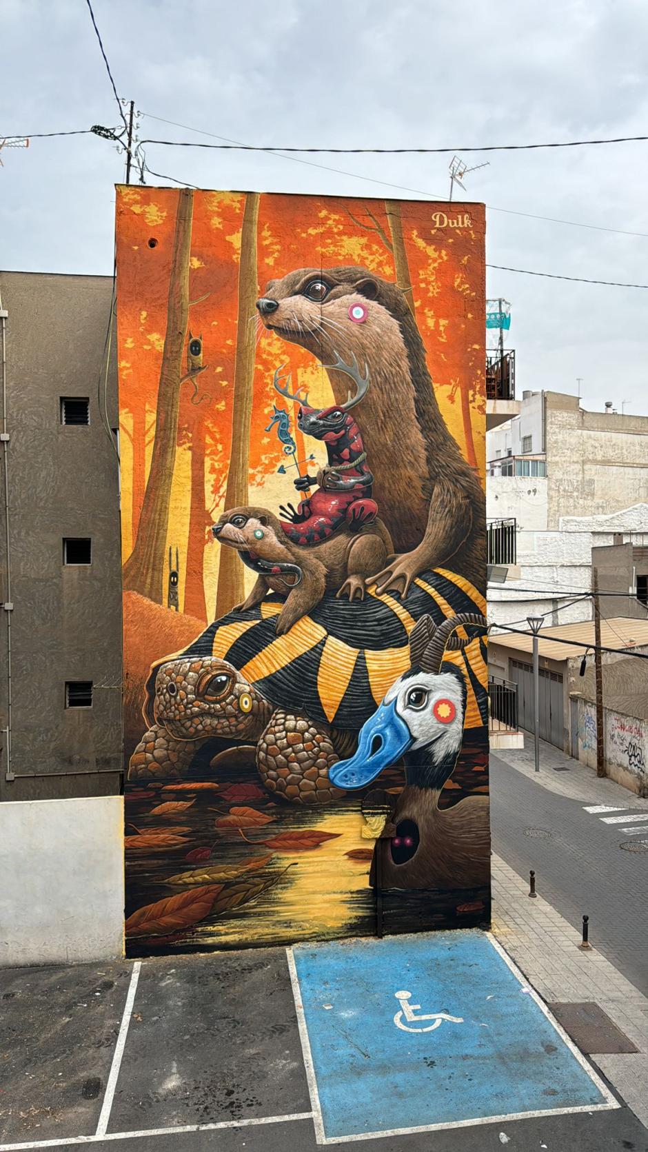 El artista Dulk dejó en Alcantarilla la obra Animales, para el Festival de Arte Urbano Octubre Joven. El espectacular mural representa a varios animales de especies en riesgo de extinción en un ambiente onírico e irreal.