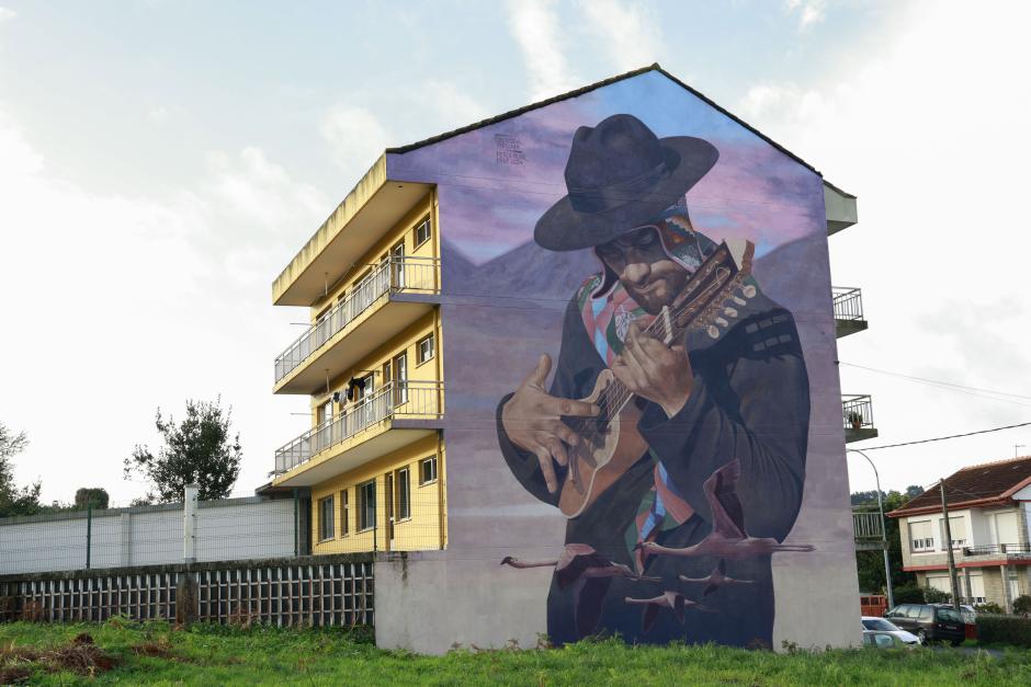 La localidad de Fene ha apostado fuerte por los murales de alta calidad artística como vía para poner en valor su entramado urbano. Fene vuelve a optar al Premio Street Art Cities con el mural Charanguista Andino, del artista chileno Cristóbal Espinosa.