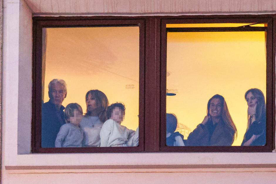 Richard Gere y Alejandra Silva, con sus dos hijos, en el hotel InterContinental