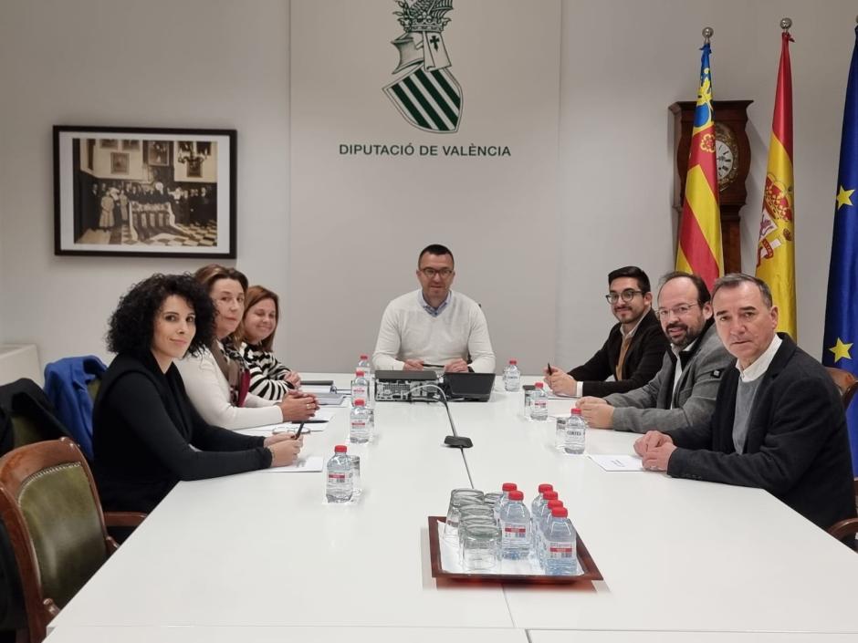 Imagen de la reunión de Mompó con los alcaldes de los municipios afectados por la dana que se han quedado fuera de las ayudas de Amancio Ortega

REMITIDA / HANDOUT por DIPUTACIÓ DE VALÈNCIA
Fotografía remitida a medios de comunicación exclusivamente para ilustrar la noticia a la que hace referencia la imagen, y citando la procedencia de la imagen en la firma
08/1/2025