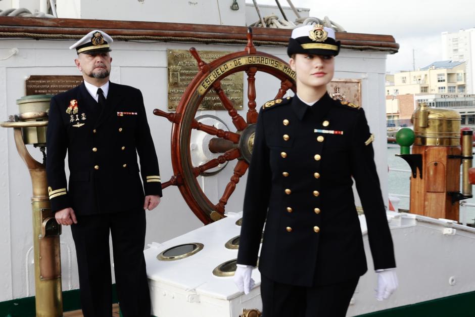 Doña Leonor ante el timón del Juan Sebstián Elcano