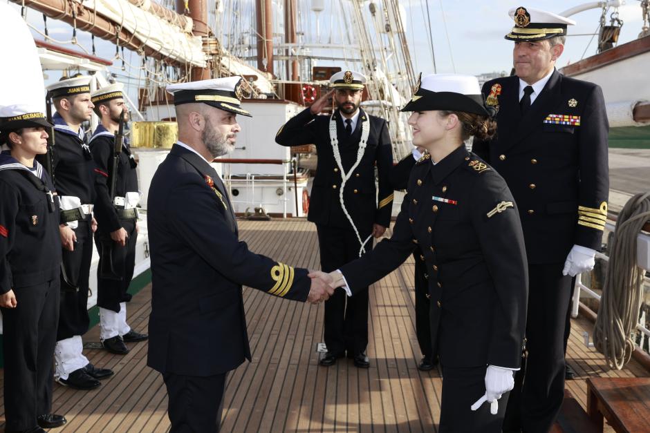 El comandante del Elcano, Presas do Costa, recibe a la Heredera de la Corona