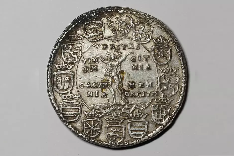 Un tálero, moneda antigua alemana acuñada en Dresden en 1636