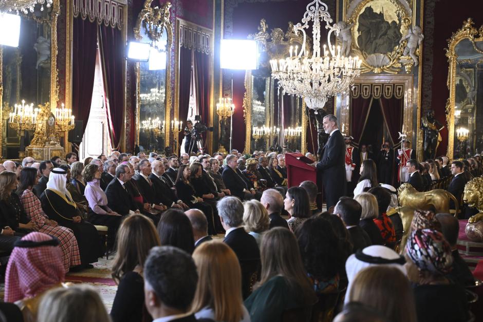 El Rey dirige unas palabras al Cuerpo Diplomático en el Palacio Real