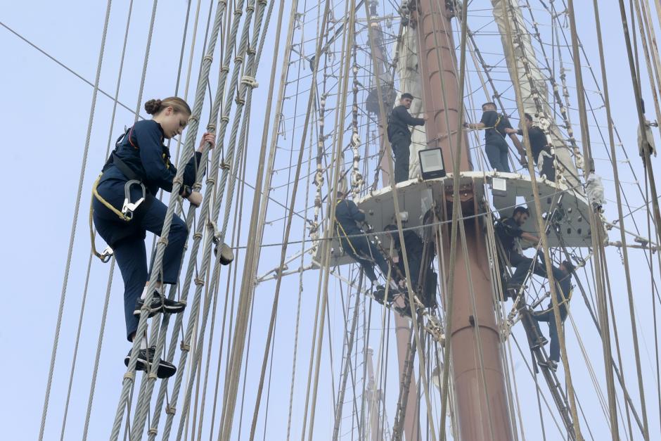 La Princesa sube uno de los palos del buque escuela Juan Sebastián de Elcano