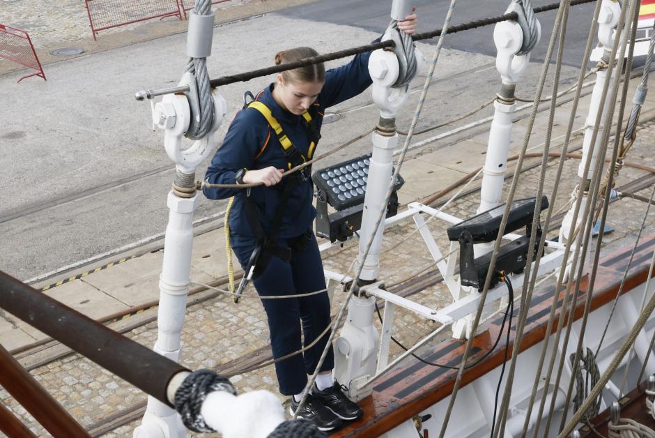 La Princesa se dispone a subir por uno de los palos del buque escuela Juan Sebastián de Elcano