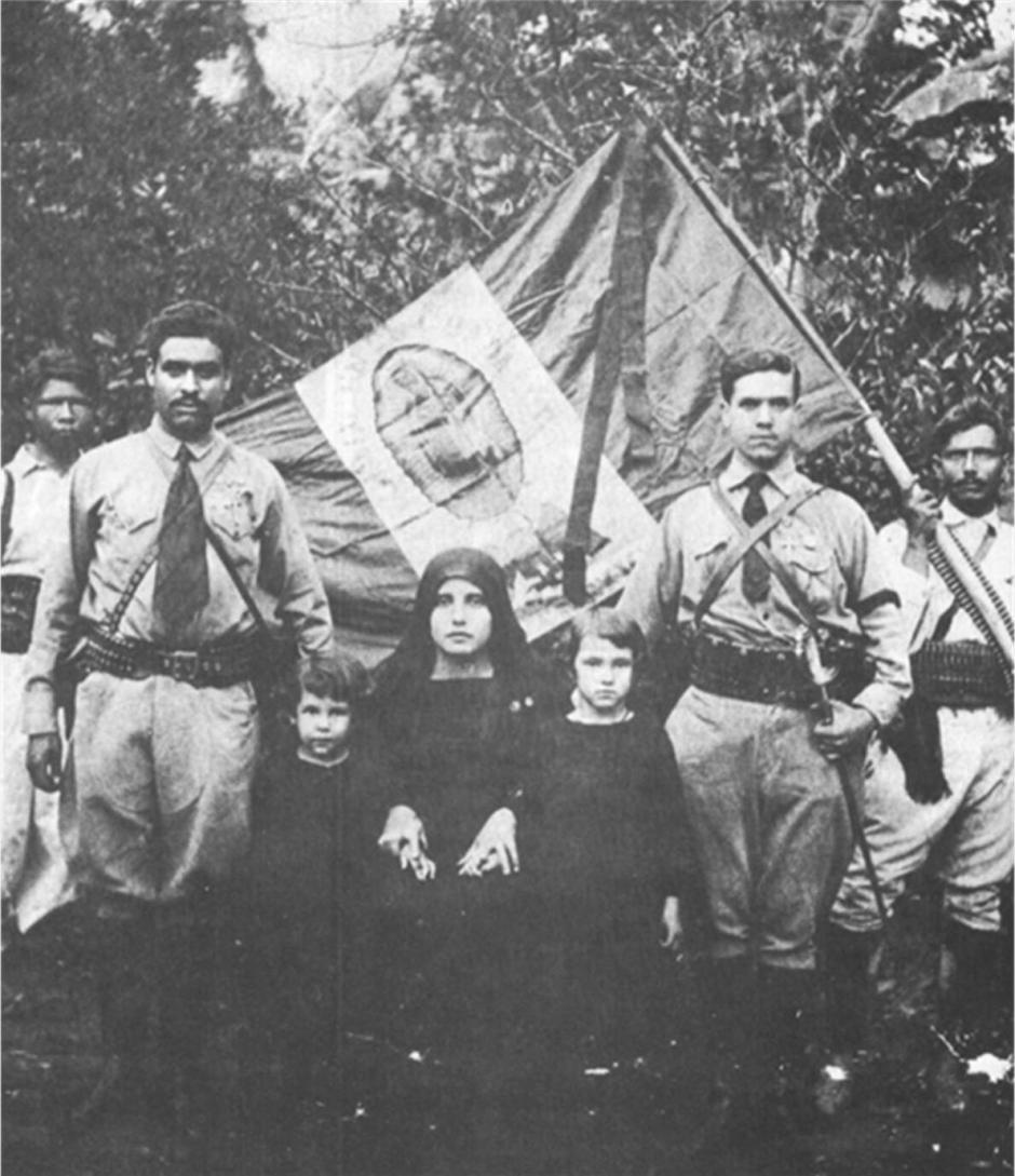 Una foto de oficiales y familiares del regimiento de combate Cristeros Castañón