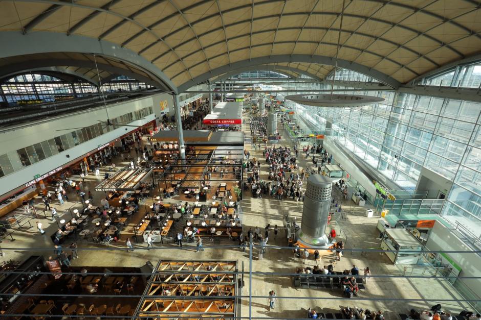 Zona de restauración del aeropuerto de Alicante-Elche