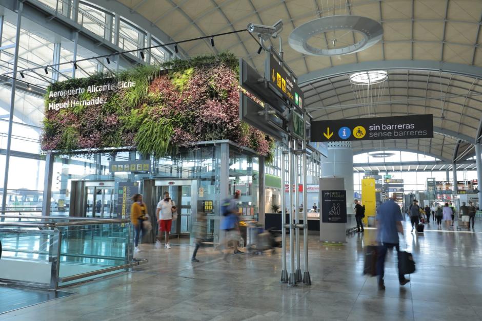 Interior del aeropuerto de Alicante-Elche