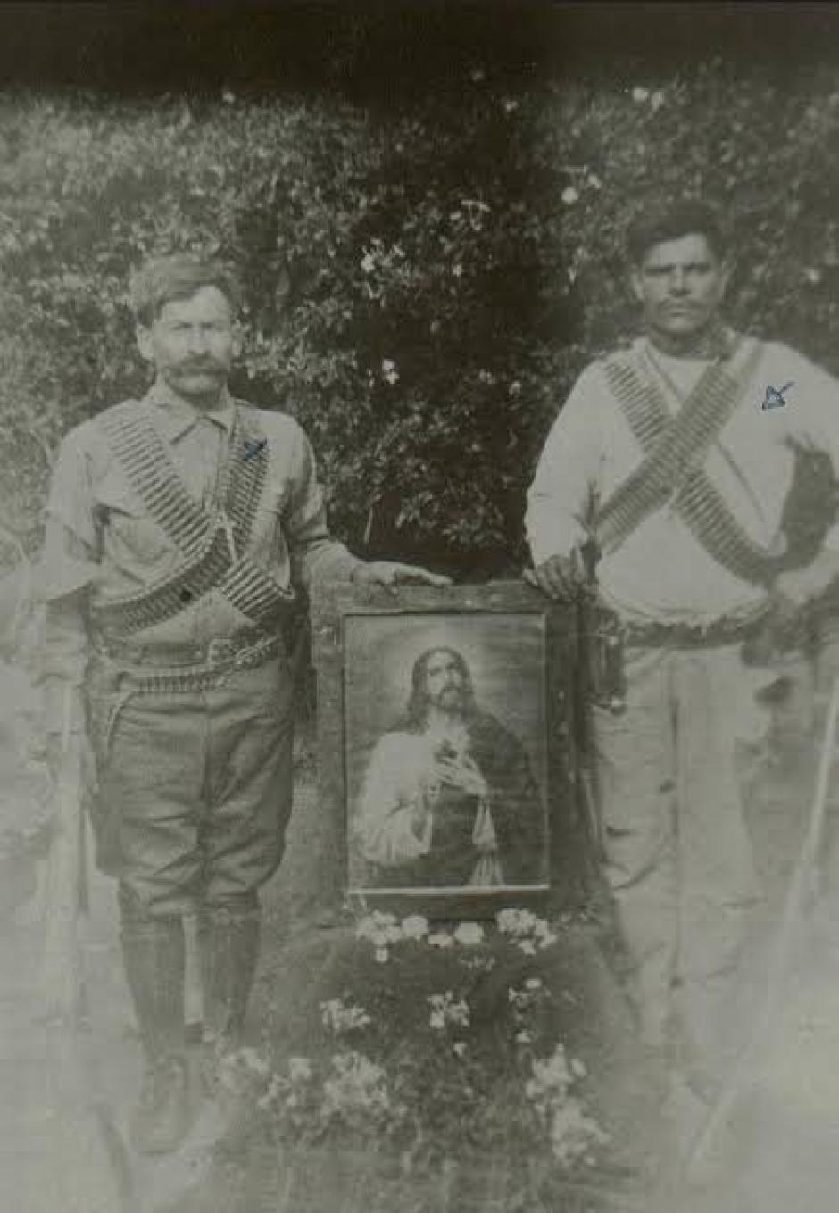 Cristeros con el Sagrado Corazón de Jesús