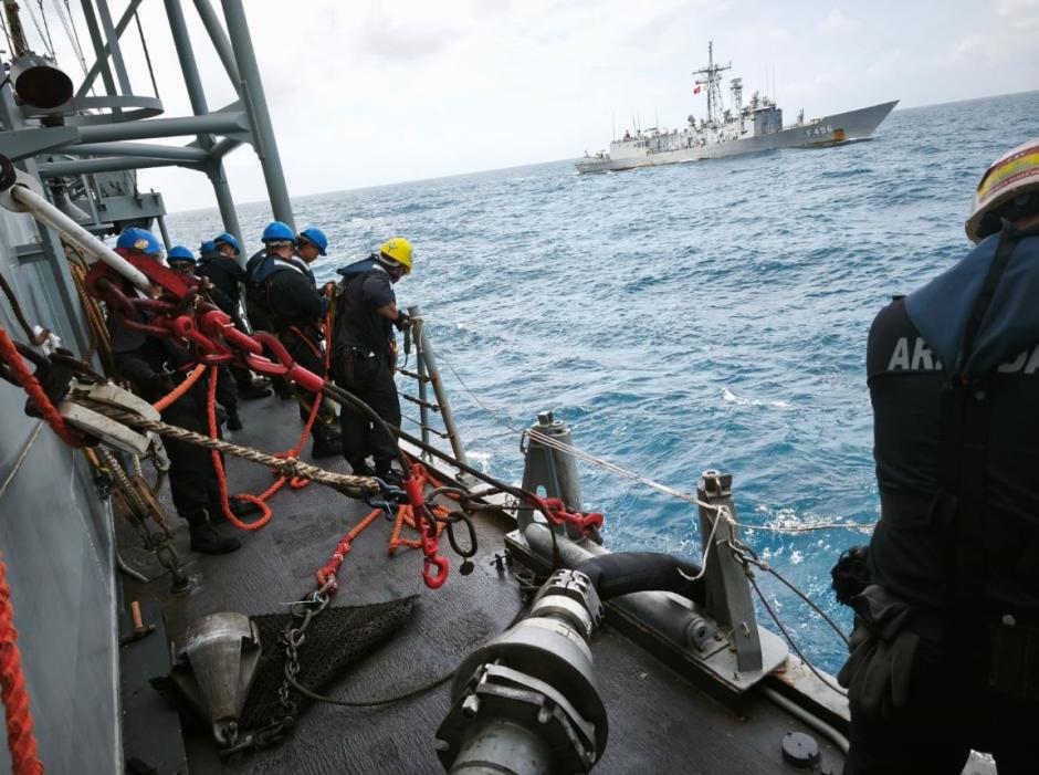 Militares españoles durante un repostaje de combustible con un buque turco