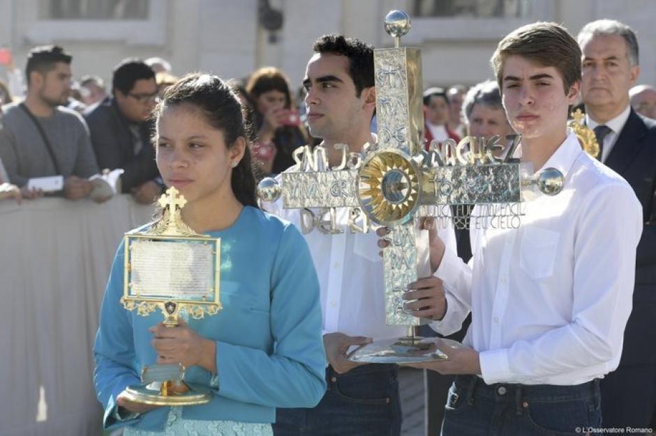 Las reliquias del Niño José portadas en la canonización por el joven actor que lo interpretó en la película Cristiada.