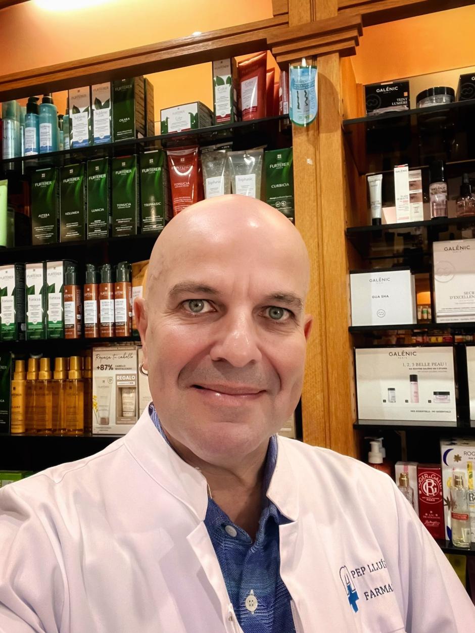 Pep Lluis, en su farmacia en San Ferran (Formentera)