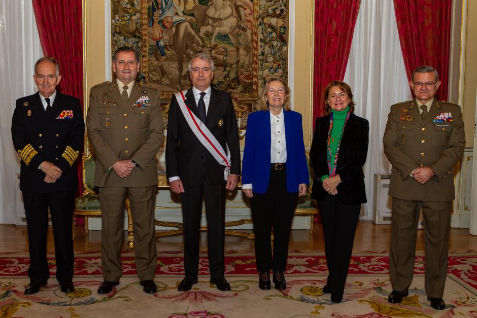 De izquierda a derecha: el Secretario General de Política de Defensa, almirante Juan Francisco Martínez Núñez; el Jefe de Estado Mayor del Ejército de Tierra (JEME), general de ejército Amador Enseñat y Berea; el embajador de España en Suecia, Luis Manuel Cuesta Civís; la Secretaria de Estado de Defensa, María Amparo Valcarce; la Subsecretaria de Defensa, Adoración Mateos; y el Director General de Política de Defensa, teniente general Fernando López del Pozo.