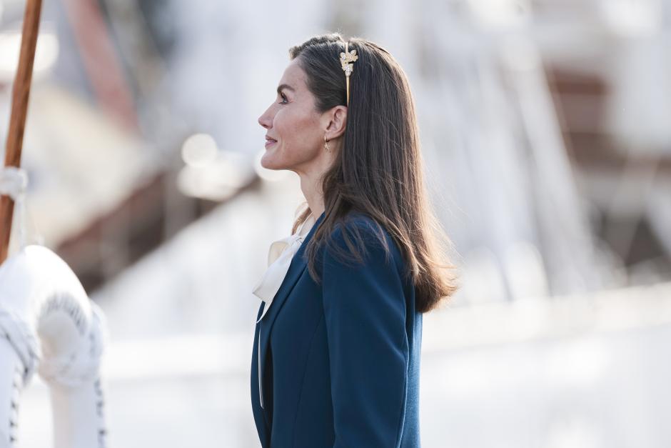 La Reina Letizia con diadema joya en Elcano