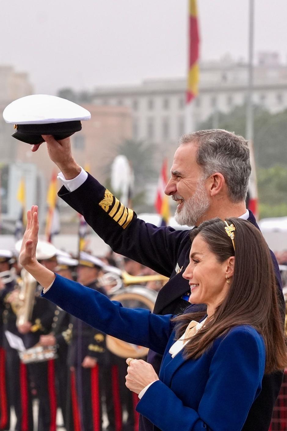 Los Reyes, despidiéndose de su hija y de todos los miembros de la tripulación, visiblemente emocionados