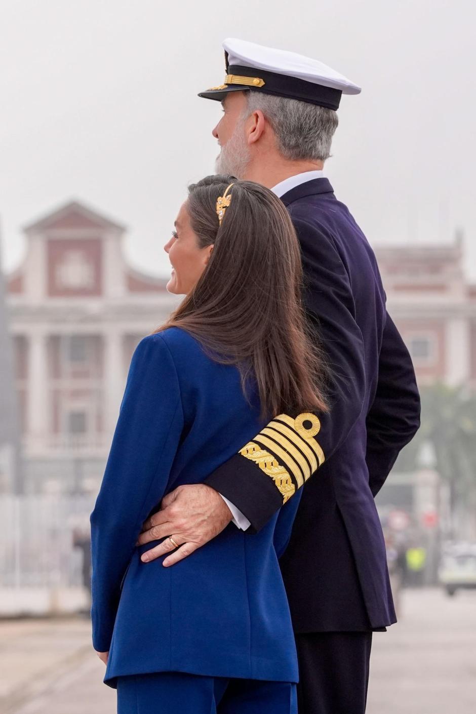 Don Felipe abraza a la Reina por la cintura mientras ven cómo zarpa el Elcano con la Princesa a bordo